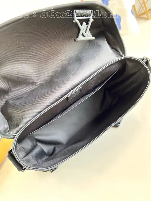First bag ru Voyager LOUIS Messenger PM-33*22.5*11CM VUITTON 0611